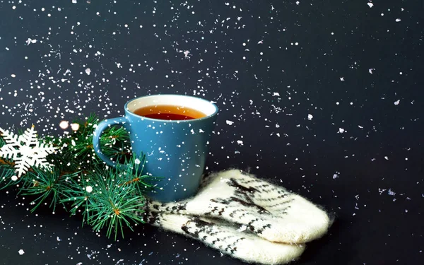Cup of tea on knitted mittens. Christmas background. Hygge style. Close-up — Stock Photo, Image