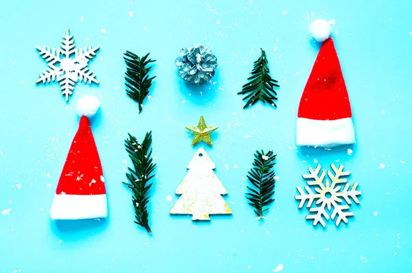 Χριστουγεννιάτικο μοτίβο από ξύλινες διακοσμήσεις σε μπλε φόντο. Καμία χριστουγεννιάτικη ιδέα. Αντιγραφή χώρου — Φωτογραφία Αρχείου