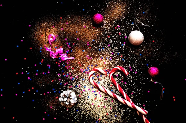Karácsonyi háttér konfettivel és arany csillogással. Homályos hatás. Koncepció ünnepi háttérhez vagy projekthez. — Stock Fotó