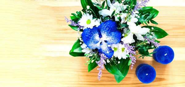 Hermoso ramo de flores de primavera sobre fondo de madera. El concepto de composición festiva. Color de moda 2020.Primer plano — Foto de Stock