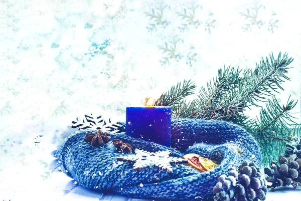 Klasická modrá svíčka na pozadí okna se zimním vzorem. Koncept útulné výzdoby. Dánský styl. Detailní záběr — Stock fotografie