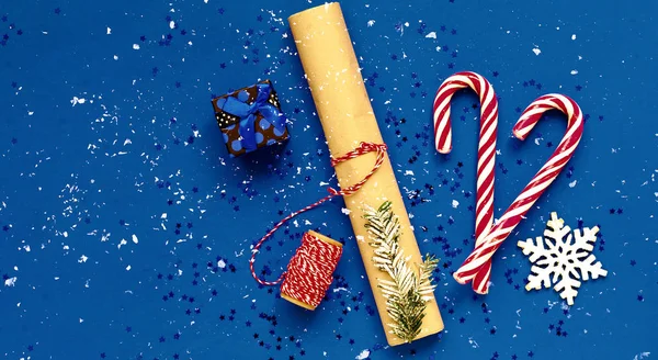 Οικολογικά υλικά και προϊόντα για χριστουγεννιάτικες διακοσμήσεις σε κλασικό μπλε φόντο. Μηδέν απόβλητα Χριστούγεννα έννοια — Φωτογραφία Αρχείου