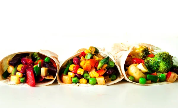 Μεξικάνικη τορτίγια με γέμιση λαχανικών και μανιταριών σε λευκό φόντο. Υγιεινή διατροφική έννοια. Φιλικό προς τον προϋπολογισμό μενού.Κοντινό πλάνο — Φωτογραφία Αρχείου