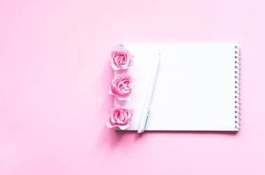 Pembe arka plandaki gül goncalarından neşeli bir konsept. Sevgililer Günü. Tebrik kartı ya da metin tasarımının şablonu. Boşluğu kopyala