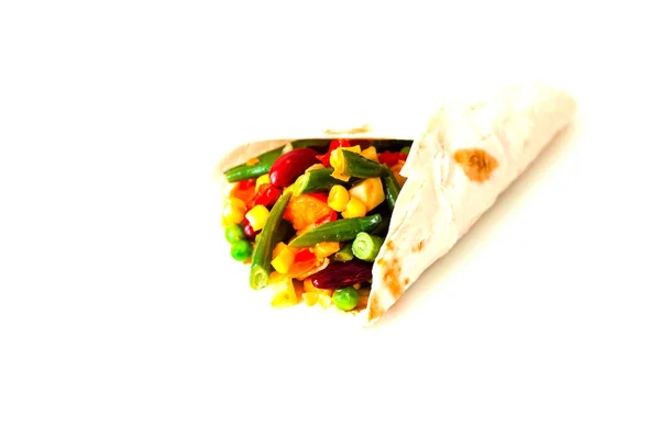 Μεξικάνικη τορτίγια με γέμιση λαχανικών και μανιταριών σε λευκό φόντο. Υγιεινή διατροφική έννοια. Φιλικό προς τον προϋπολογισμό μενού.Κοντινό πλάνο — Φωτογραφία Αρχείου