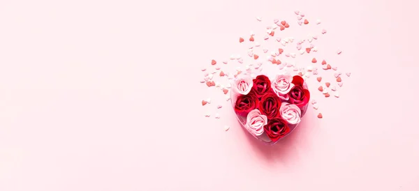 Sevgililer Günü. Pembe arka planda gül yapraklarından oluşan kalp şeklinde tatlı konfeti. Şenlik konsepti. Yakın plan. — Stok fotoğraf