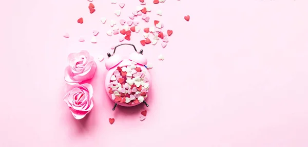 Εορταστική ιδέα με ξυπνητήρι και τριαντάφυλλα λουλούδι σε ροζ φόντο. Πρότυπο mock up της ευχετήριας κάρτας ή το σχεδιασμό κειμένου. Ημέρα του Αγίου Βαλεντίνου — Φωτογραφία Αρχείου