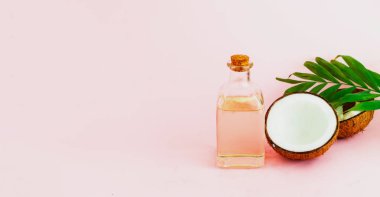 Pembe arka planda hindistan cevizi yağı. Boşluğu kopyala