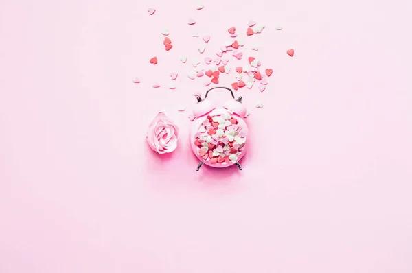 Dia dos Namorados. Conceito festivo no fundo rosa com coração em forma de confete doce com despertador — Fotografia de Stock
