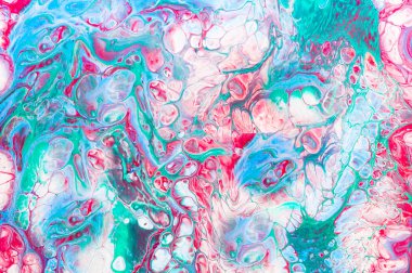 Karışık akrilik boyalı renkli ve soyut bir arka plan. Sıvı sanatı tarzında elle boyanmış. Dekoratif mermer fon. Moda rengi