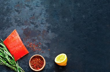 Klasik metal arka planda somon filetosu. Keto Diyet Malzemeleri. Boşluğu kopyala