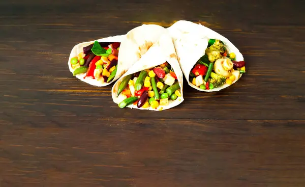 Tortilla mexicana con relleno de verduras y champiñones sobre fondo de madera. Concepto de alimentación saludable. Menú económico-amistoso.Primer plano —  Fotos de Stock