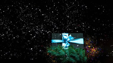 Siyah arka planda parlayan hediye kutuları. Yeni yıl tatili konsepti. Yakın plan.