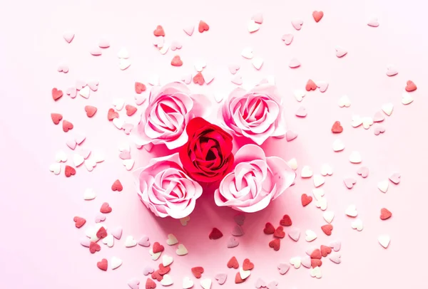 Valentijnsdag. Hartvorm gevormd van zoete confetti op roze achtergrond met rozenbloem. Template mock up van wenskaart of tekst ontwerp — Stockfoto