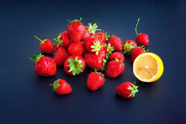 Mogna jordgubbar på mörk bakgrund. Hälsosam kost koncept. Närbild — Stockfoto