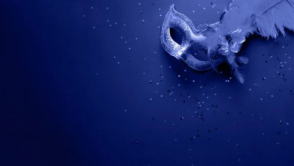 Mavi arka planda parıltılı karnaval maskesi. Mardi Gras konsepti. Boşluğu kopyala