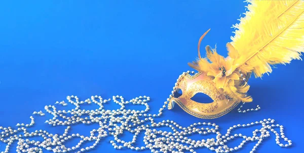 Karnevalová maska na modrém pozadí se stříbrnými korálky. Koncept Mardi Gras. Kopírovat prostor — Stock fotografie