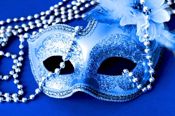 Карнавальна маска на синьому фоні зі срібними намистинами. Концепція Марді Ґра. Підсумок. — стокове фото