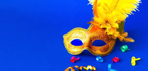 Mavi arka planda parıltılı karnaval maskesi. Mardi Gras konsepti. Boşluğu kopyala