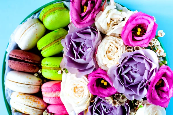 Caixa festiva com botões de rosa em plena floração no fundo azul. Dia dos Namorados. Close-up — Fotografia de Stock