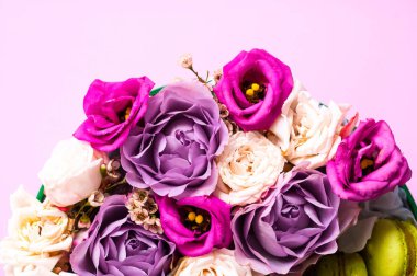 Güllerin tomurcuklanmasından gelen şölen konsepti. Sevgililer Günü. Tebrik kartı ya da metin tasarımının şablonu