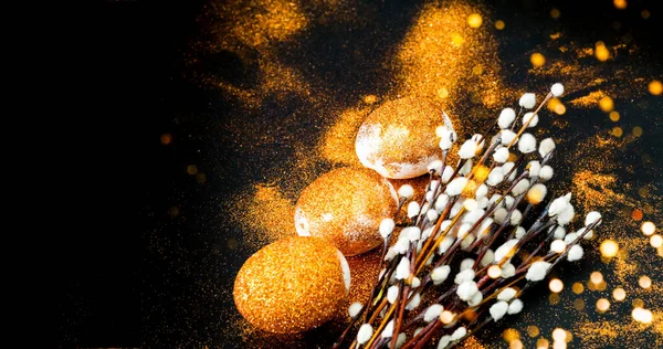 Easter eggs decorated with golden spangles on black background. Festive concept, minimalism. Close-up — 图库照片