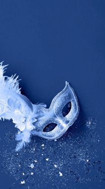 Mavi arka planda parıltılı karnaval maskesi. Mardi Gras konsepti. Boşluğu kopyala, yakın plan