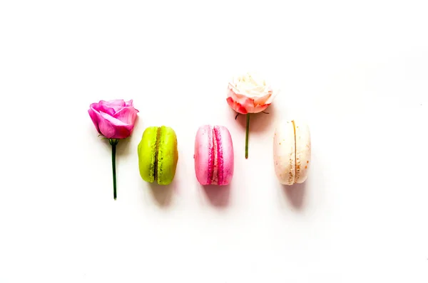 Design Alimentos Estilo Floral Composição Festiva Macaroons Multicoloridos Flores Rosa — Fotografia de Stock