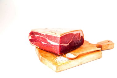 Otantik İtalyan Prosciutto tahta tahtada kurutulmuş. Kurutulmuş jambon. Yakın çekim, izole edilmiş, kopyalama alanı