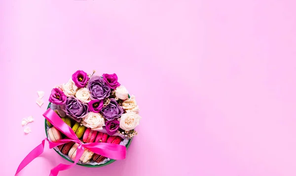Feestelijke Concept Van Rozenknoppen Volle Bloei Veelkleurige Macarons Roze Achtergrond — Stockfoto