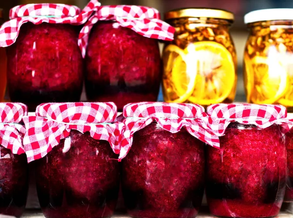 Jam uit ecologische bergkruiden en fruit in glazen potten. Begrip natuurlijke producten. Keuze van gezonde voeding voor het hart — Stockfoto