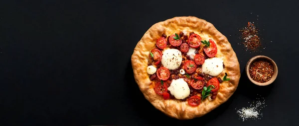 Домашняя Пицца Тёмном Фоне Концепция Традиционной Итальянской Кухни Сиди Дома — стоковое фото