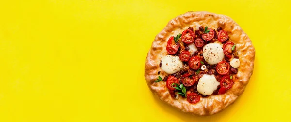 Домашняя Пицца Желтом Фоне Концепция Традиционной Итальянской Кухни Сиди Дома — стоковое фото