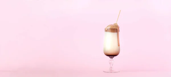 Dalgona Kaffe Eller Phenti Hui Glas Kopp Rosa Bakgrund Trendig — Stockfoto