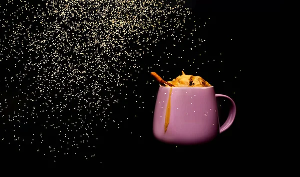 Kreativer Dunkler Hintergrund Mit Dalgona Kaffee Lila Keramiktasse Trendy Kaltes — Stockfoto