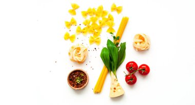 Beyaz arka planda çeşitli pişmemiş makarna. Yiyecek konsepti ve sürdürülebilir sağlık. Üst görünüm, yakın çekim, boşluğu kopyala.