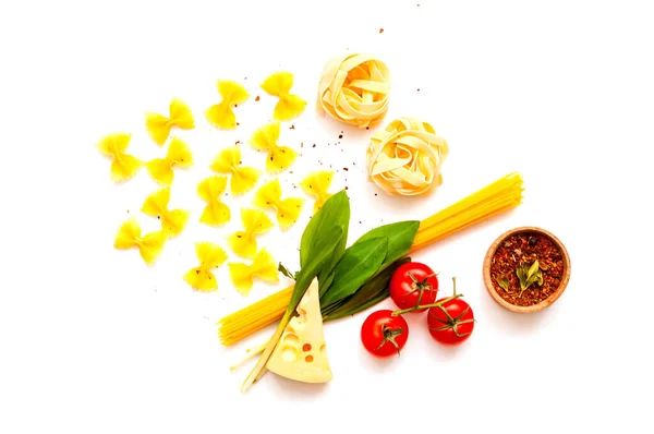 Beyaz yalıtılmış arka planda malzemeli ev yapımı fettucine şehriye. Beslenme ve sürdürülebilir sağlık kavramı. Üst görünüm, yakın çekim, boşluğu kopyala.