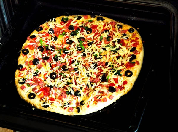 Cooking Italian Pizza in the Oven. Enjoying life. Close-up — Stock Photo, Image