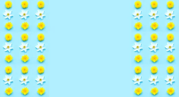 Muster mit Löwenzahn und Narzissenblüten auf blauem Hintergrund. Hallo Sommer Konzept — Stockfoto