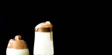 Dalgona Kahve, arka planda berrak bardaklar. Modaya uygun soğuk Kore ve Hint içkisi. Sürdürülebilir Sağlık. Yakın plan, kopyalama alanı