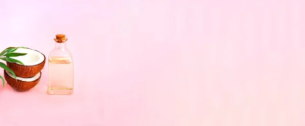 Καρύδα με λάδι καρύδας σε ροζ φόντο. Αντιγραφή χώρου — Φωτογραφία Αρχείου