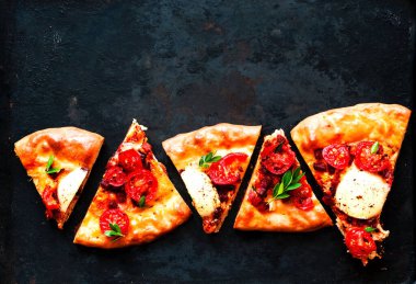Klasik metal arka planda ev yapımı pizza dilimleri. Evde lezzetli yemekler pişirmek. Yakın çekim, yaratıcı kopya alanı