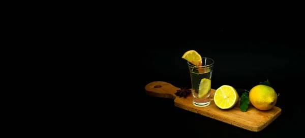 Quarantini Bebida Alcohólica Tequila Casera Con Limón Sobre Fondo Oscuro —  Fotos de Stock
