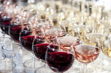 Birçok bardak masanın üzerinde farklı şarap