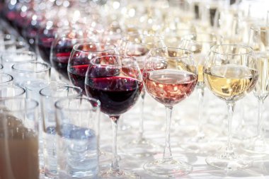 Birçok bardak masanın üzerinde farklı şarap