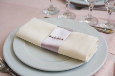 pembe tablo peçeteye plakalı