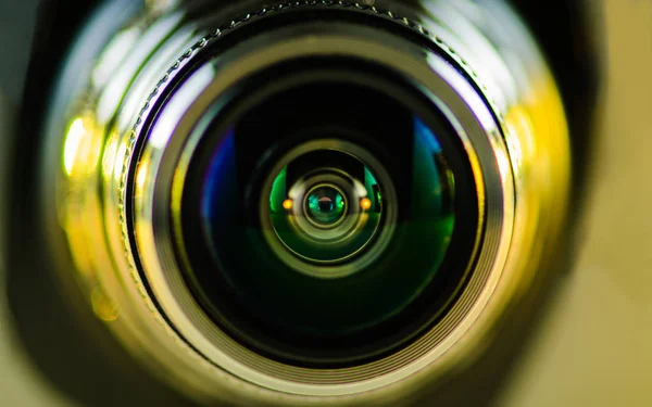 Kameralinsen och flerfärgad bakgrundsbelysning guld — Stockfoto