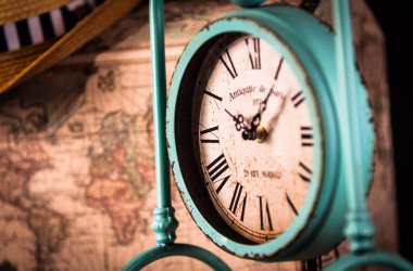 harita arka plan ile turkuaz vintage saat