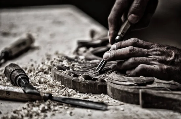 木匠的手使用工具 — 图库照片