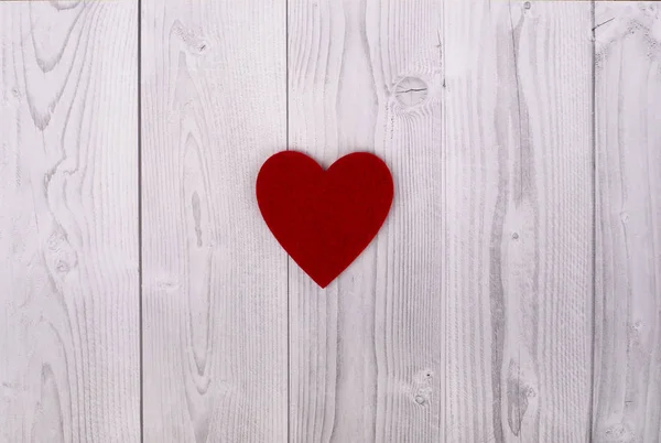 Rood hart op een grijze en witte houten achtergrond. Valentijnsdag concept — Stockfoto